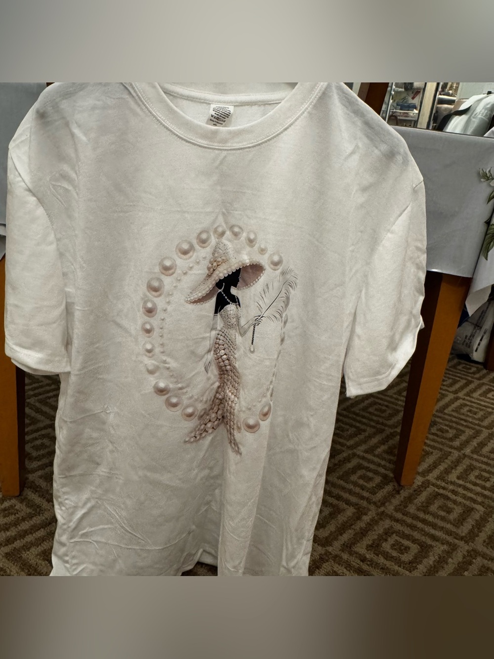 New Women in a Hat White Pearl Graphic Tee Size XL